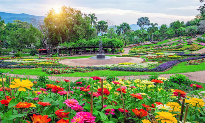 taman bunga mekar sepanjang tahun